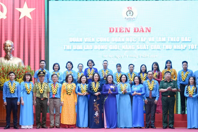 Diễn đàn "Đoàn viên công đoàn học tập và làm theo Bác, thi đua lao động giỏi, năng suất cao, thu nhập tốt tổ chức đúng Ngày sinh nhật Bác Hồ.