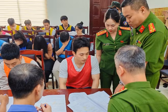 Lực lượng chức năng lấy lời khai các đối tượng liên quan.
