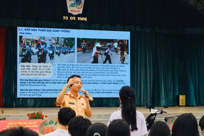 Lực lượng Cảnh sát giao thông tuyên truyền, giáo dục pháp luật về trật tự, an toàn giao thông tại các trường trung học phổ thông trên địa bàn tỉnh Thái Nguyên.