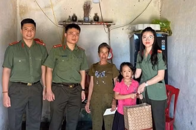 Hội phụ nữ phòng An ninh kinh tế tặng quà cho em Chìu Thị Nguyên trú tại xã Đầm Hà.