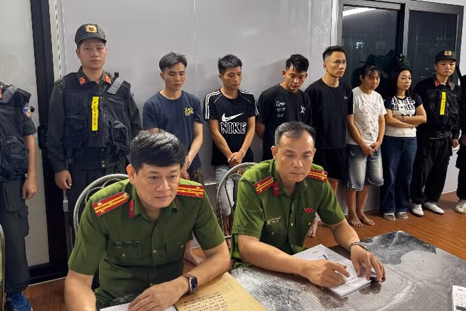 Các đối tượng (đứng phía sau) trong vụ án. (Ảnh: C05)