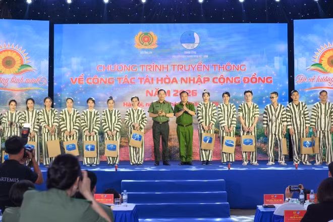 Thượng tướng Lê Văn Tuyến và Trung tướng Trần Văn Thiện trao quà cho các phạm nhân có thành tích cải tạo tốt.