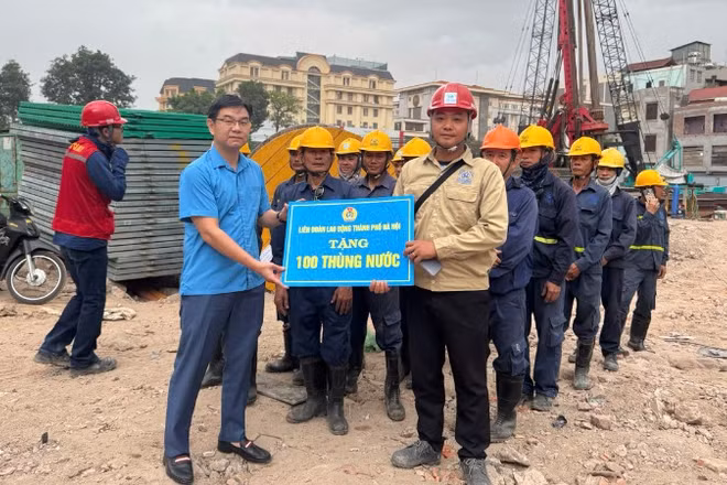 Chủ tịch Liên đoàn Lao động thành phố Hà Nội thăm, trao 100 thùng nước tặng đoàn viên, người lao động làm việc tại công trường xây dựng cầu Trần Hưng Đạo.