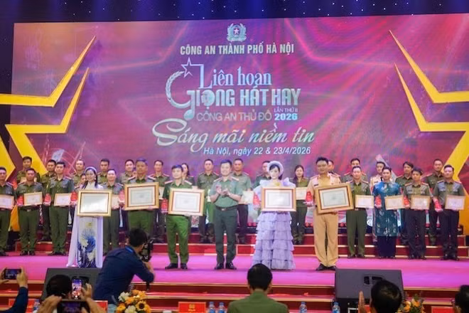 Đại tá Nguyễn Ngọc Quyền, Phó Giám đốc Công an Hà Nội trao giải A cho các tiết mục đạt giải.