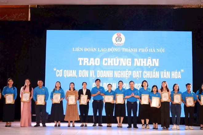 Trao giấy chứng nhận cho 40 cơ quan đơn vị đạt chuẩn văn hóa giai đoạn 2024-2025.