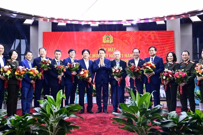 Bộ trưởng Lương Tam Quang tặng hoa chúc mừng lãnh đạo Bộ Y tế, các giáo sư, bác sĩ nhân Ngày Thầy thuốc Việt Nam. 