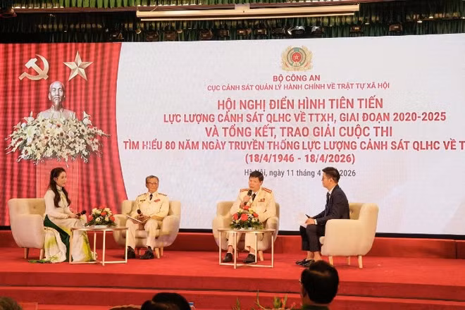 Giao lưu các thế hệ lực lượng Cảnh sát Quản lý hành chính về trật tự xã hội.