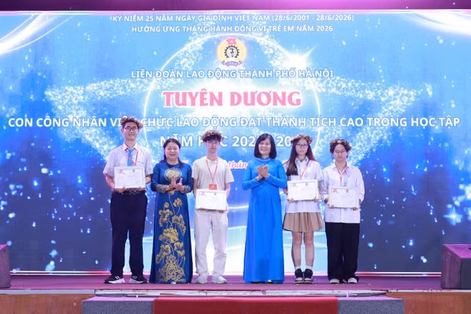 Lãnh đạo Tổng Liên đoàn Lao động Việt Nam và Liên đoàn Lao động thành phố Hà Nội trao thưởng học sinh đoạt giải quốc tế.