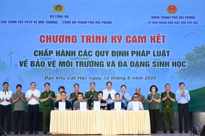 Đại diện hộ kinh doanh ký cam kết “Chung tay bảo vệ nguồn lợi thủy sản, bảo vệ môi trường, bảo vệ đa dạng sinh học và nói không với khai thác tận diệt”.