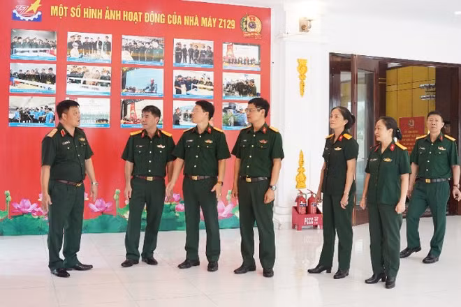 Đoàn Công tác kiểm tra phần việc trang trí khánh tiết tại khu vực diễn ra khai mạc hội thi.