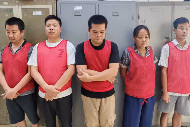 5 đối tượng tập kết, đổ chất thải xây dựng trái quy định. (Ảnh: Công an Hà Nội cung cấp)