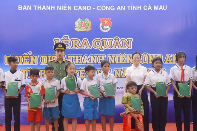 Ban Tổ chức tặng đồ dùng học tập cho học sinh vượt khó địa bàn xã Đá Bạc.
