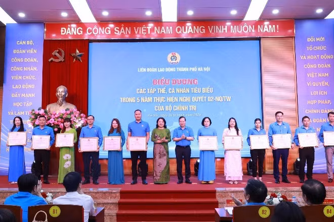 Khen thưởng tập thể cá nhân có thành tích xuất sắc trong thực hiện Nghị quyết số 02-NQ/TW.