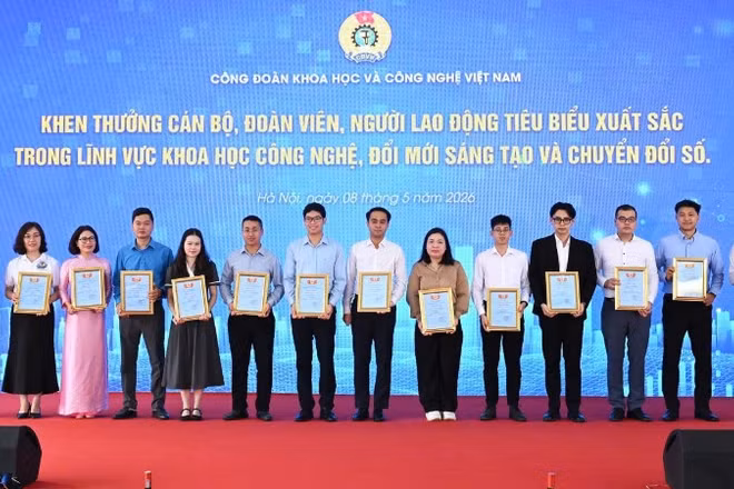 Đồng chí Phạm Quang Hưởng trao khen thưởng cán bộ, đoàn viên, người lao động tiêu biểu xuất sắc trong lĩnh vực khoa học, công nghệ, đổi mới sáng tạo và chuyển đổi số.