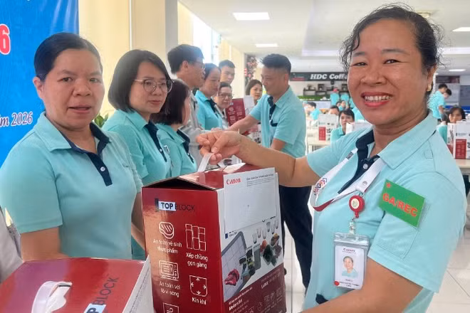 Niềm vui của công nhân Công ty TNHH Canon Việt Nam trong "Bữa cơm Công đoàn".