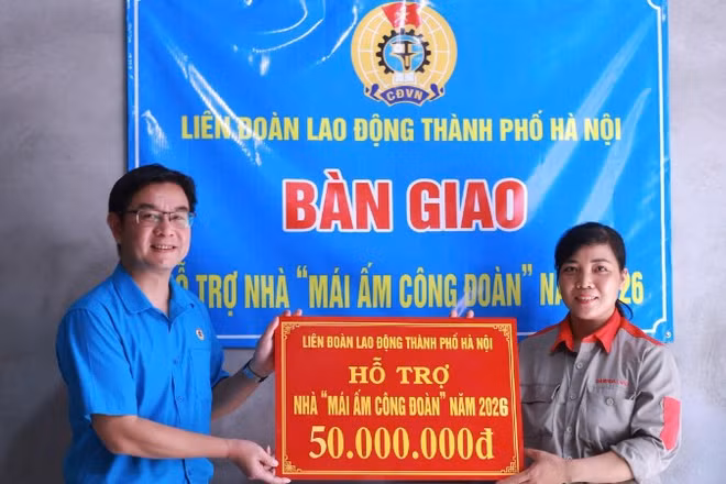 Chủ tịch Liên đoàn Lao động Hà Nội Nguyễn Văn Thắng trao hỗ trợ xây Mái ấm công đoàn cho đoàn viên Nguyễn Thị Phương Thanh.