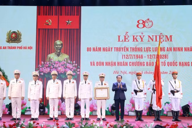 Bí thư thành ủy Hà Nội Trần Đức Thắng trao Huân chương Bảo vệ Tổ quốc hạng nhất tặng Công an Hà Nội.