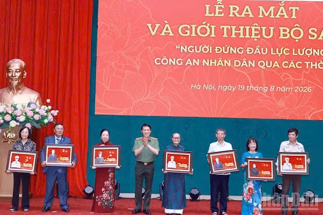 Bộ trưởng Lương Tam Quang trao quà tặng thân nhân gia đình các đồng chí lãnh đạo, cố lãnh đạo Bộ Công an qua các thời kỳ. (Ảnh: K.HÀ)