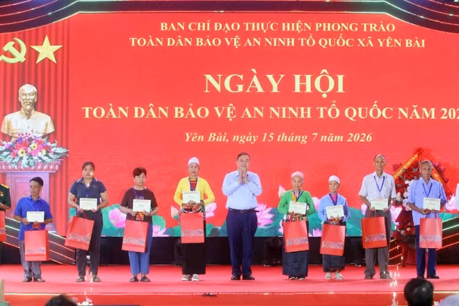 Phó Thủ tướng Thường trực Phạm Gia Túc tặng quà nhân dân xã Yên Bài, tại Ngày hội. (Ảnh: Kiên Phạm)