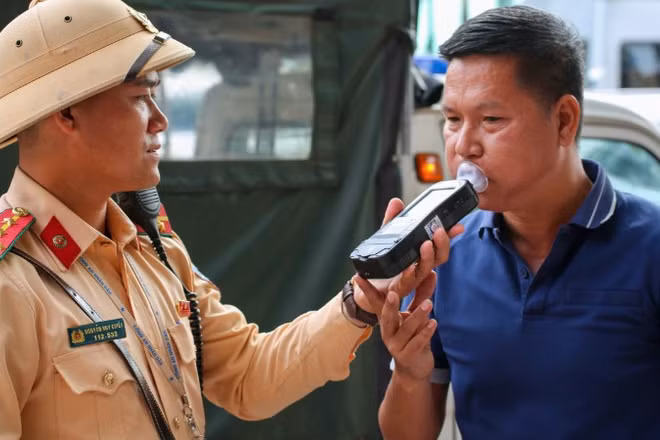 Lực lượng chức năng kiểm tra nồng độ cồn của người điều khiển phương tiện giao thông.