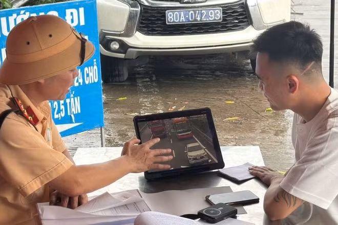 Cảnh sát giao thông đường bộ cao tốc (Cục Cảnh sát giao thông) xử lý trường hợp không giữ khoảng cách an toàn trên cao tốc. (Ảnh: Cục Cảnh sát giao thông)