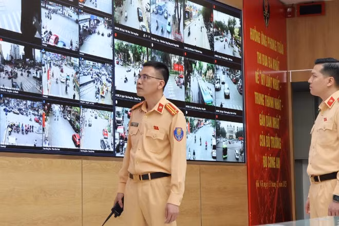 Cảnh sát giao thông ứng trực, xử lý tình huống tại Trung tâm điều khiển giao thông.