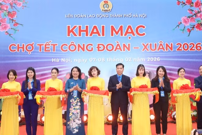 Chợ Tết diễn ra trong hai ngày 7/2-8/2.