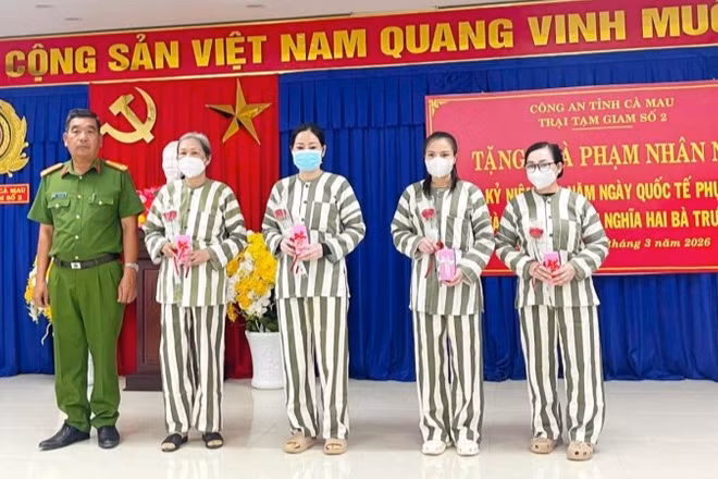 Trại tạm giam số 2, Công an tỉnh Cà Mau tổ chức tặng quà phạm nhân nữ nhân dịp 8/3.