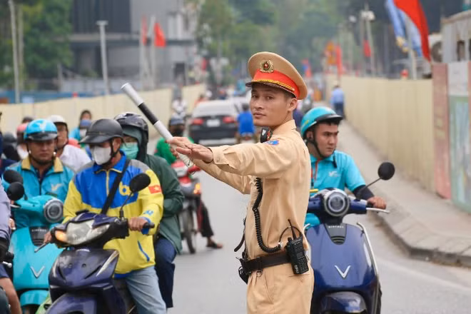 Cảnh sát giao thông làm nhiệm vụ trong giờ cao điểm tại khu vực Dự án đường Vành đai 1, sáng 15/4.