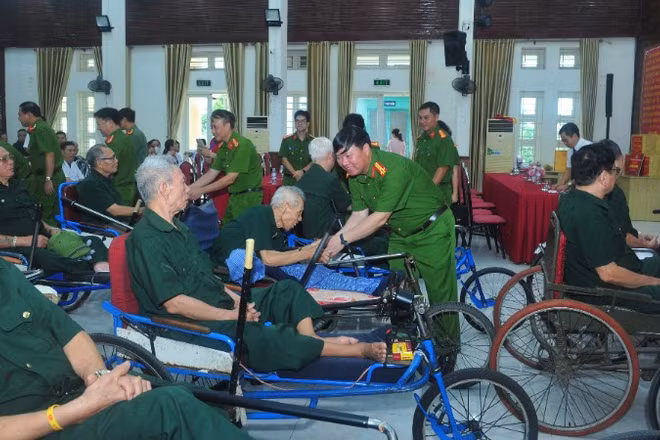 Đoàn công tác trao quà tri ân các thương binh, bệnh binh nặng tại Trung tâm Điều dưỡng thương binh Thuận Thành (Bắc Ninh).