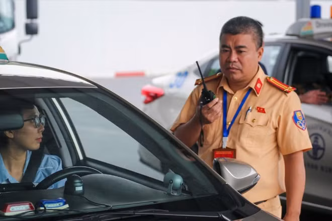 Sát hạch lái xe ô-tô gồm 12 bài.