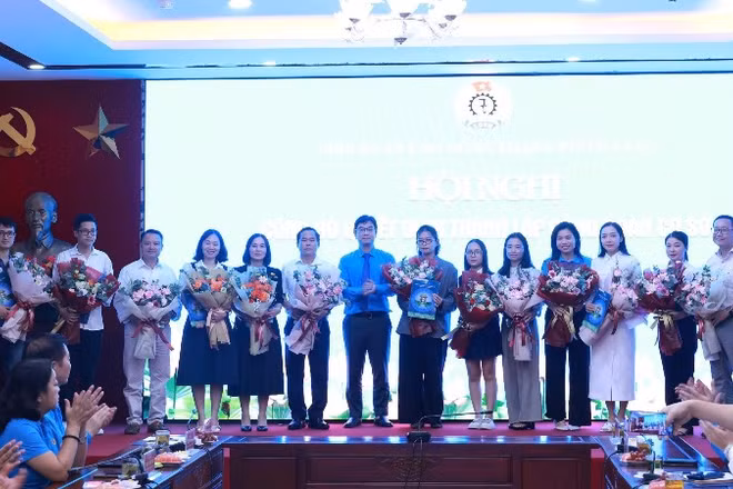Chủ tịch Liên đoàn Lao động thành phố Hà Nội trao quyết định thành lập Công đoàn cơ sở. (Ảnh: NGỌC ÁNH)