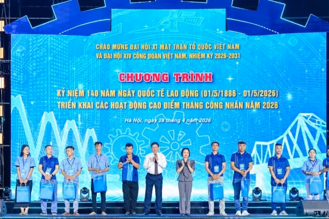 Tặng quà công nhân, lao động Thủ đô nhân Tháng Công nhân.