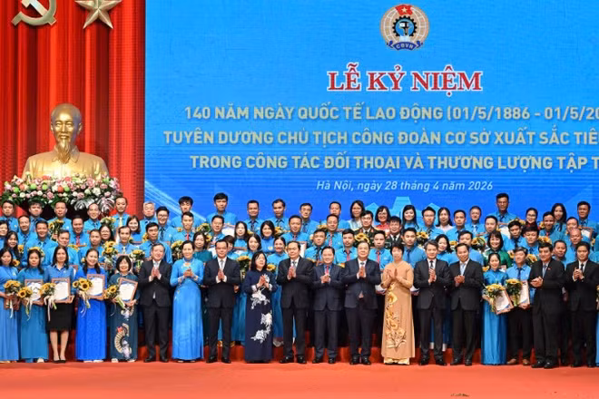Lãnh đạo Đảng, Nhà nước chúc mừng các Chủ tịch Công đoàn cơ sở tiêu biểu, xuất sắc. (Ảnh: THỦY NGUYÊN)