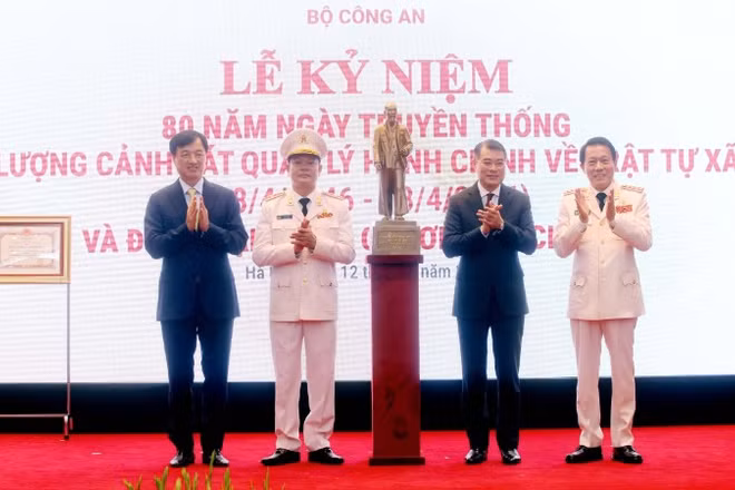 Thủ tướng Chính phủ Lê Minh Hưng và Trưởng ban Tổ chức Trung ương Nguyễn Duy Ngọc trao quà của Tổng Bí thư, Chủ tịch nước Tô Lâm gửi tặng lực lượng Cục Cảnh sát Quản lý hành chính về trật tự xã hội.