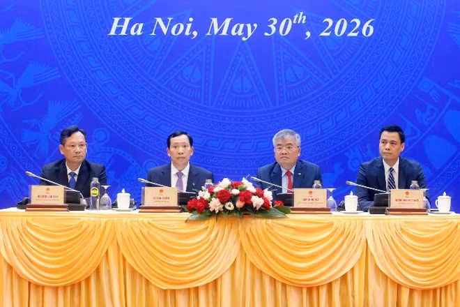 Các đồng chí chủ trì họp báo.