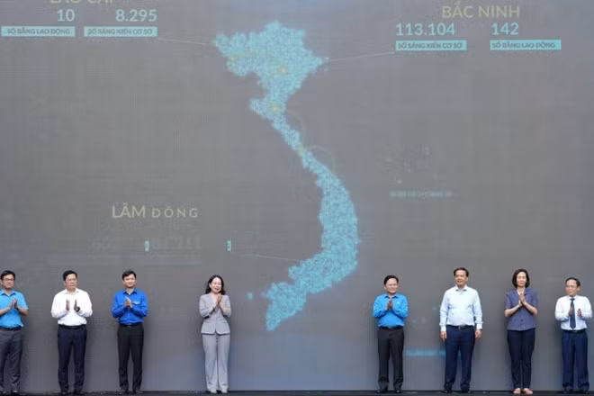  Các đại biểu tại điểm cầu thành phố Hà Nội thực hiện nghi thức phát động phong trào thi đua toàn quốc “Lao động giỏi-Năng suất cao-Thu nhập tốt”. (Ảnh: HỮU CHÁNH)