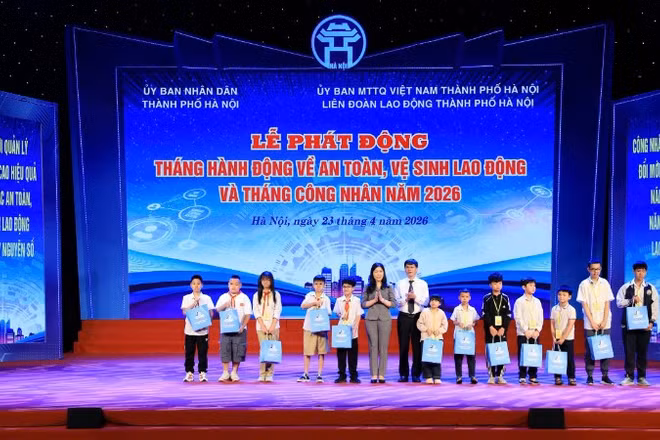 Ủy ban nhân dân thành phố tặng 100 suất quà cho con công nhân có hoàn cảnh khó khăn. (Ảnh: HẢI HÀ)