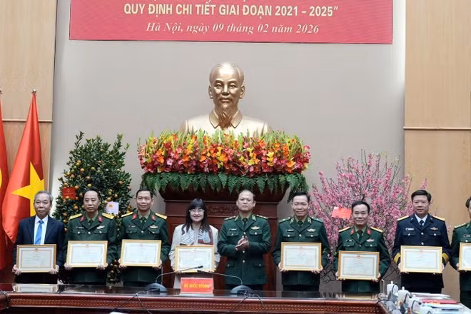 Trung tướng Nguyễn Anh Tuấn khen thưởng tập thể, cá nhân có thành tích xuất sắc.