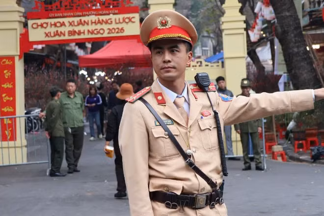 Bảo đảm trật tự an toàn giao thông, trật tự đô thị để nhân dân vui chơi, đi chợ hoa Tết.
