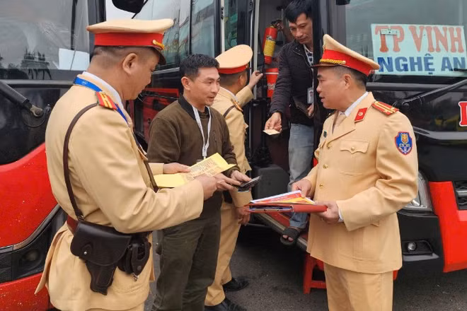 Công an Hà Nội triển khai đồng bộ các biện pháp tuần tra, kiểm soát và xử lý nghiêm vi phạm vận tải hành khách.