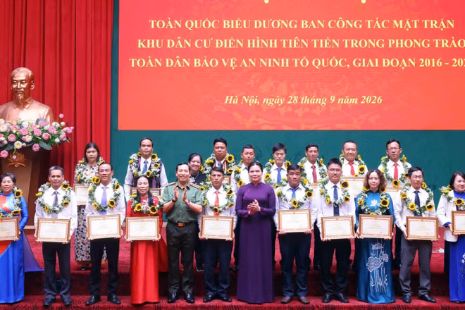 Tôn vinh các tập thể, cá nhân thành tích xuất sắc trong phong trào Toàn dân bảo vệ an ninh Tổ quốc giai đoạn 2016-2026. (Ảnh: BỘ CÔNG AN)