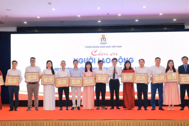Vinh danh và khen thưởng các nhà khoa học, thầy cô giáo.