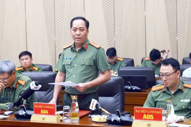 Đại tá Phạm Mạnh Hùng, Phó Cục trưởng An ninh kinh tế thông tin tại họp báo.