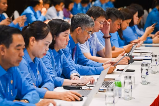 Các đại biểu tham dự tại 5 trung tâm thảo luận. (Ảnh: BẢO LONG)