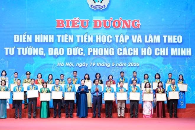 Biểu dương 43 tập thể, 88 cá nhân điển hình tiên tiến trong học tập và làm theo tư tưởng, đạo đức, phong cách Hồ Chí Minh.
