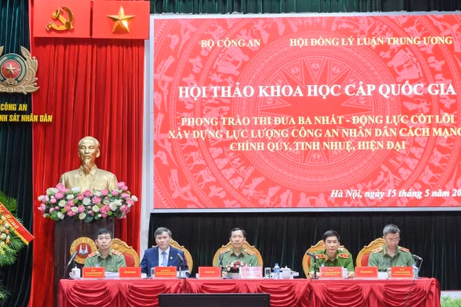 Các đồng chí điều hành hội thảo.