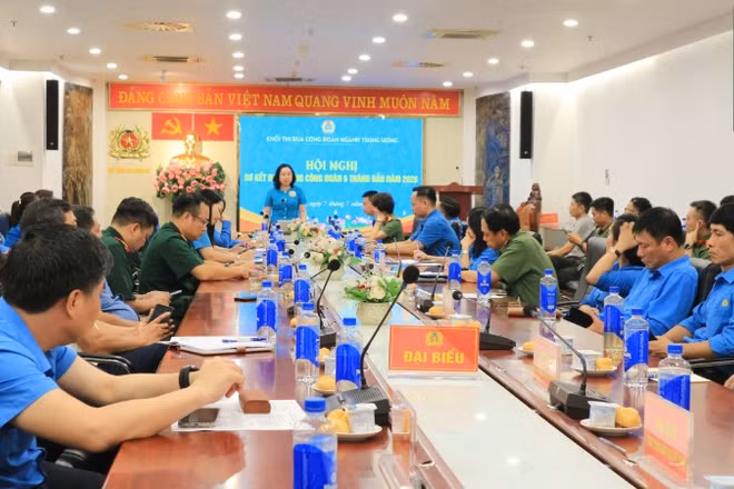 Đồng chí Thái Thu Xương phát biểu chỉ đạo.