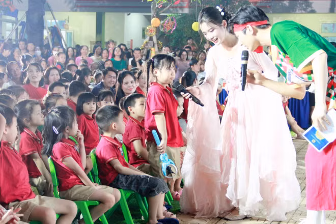 Liên đoàn Lao động thành phố Hà Nội đem chú Cuội và chị Hằng đến với con em lao động thuộc Công đoàn các Khu công nghệ cao và Khu công nghiệp Hà Nội. (Ảnh: NGỌC ÁNH)