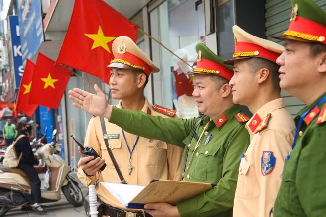 Đội Cảnh sát giao thông đường bộ số 6 phối hợp Công an phường Yên Hòa giữ gìn trật tự an toàn giao thông, trật tự đô thị trên tuyến đường “Ba nhất”.